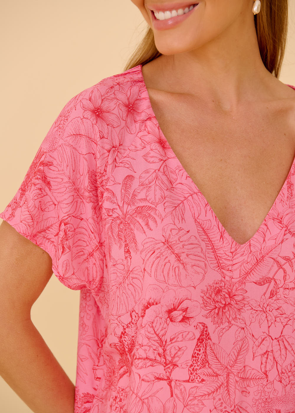 57.20.3608PTY BLUSA M/C DECOTE V ESTAMPA WILD GARDEN