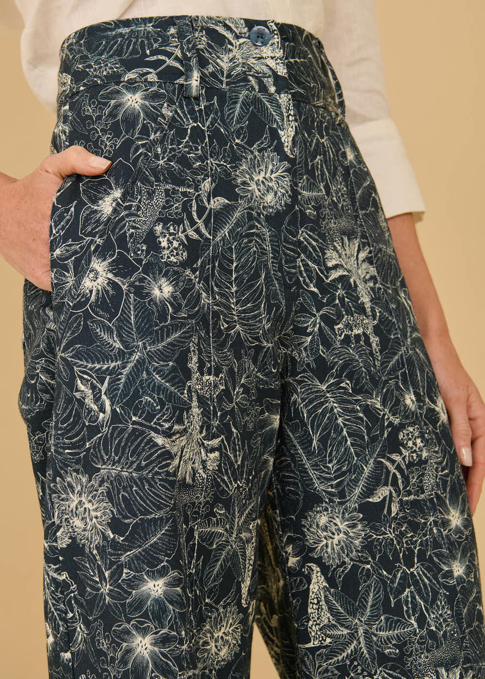 52.23.3608MAR CALÇA SARJA PANTALONA DETALHADA ESTAMPA WILD GARDEN