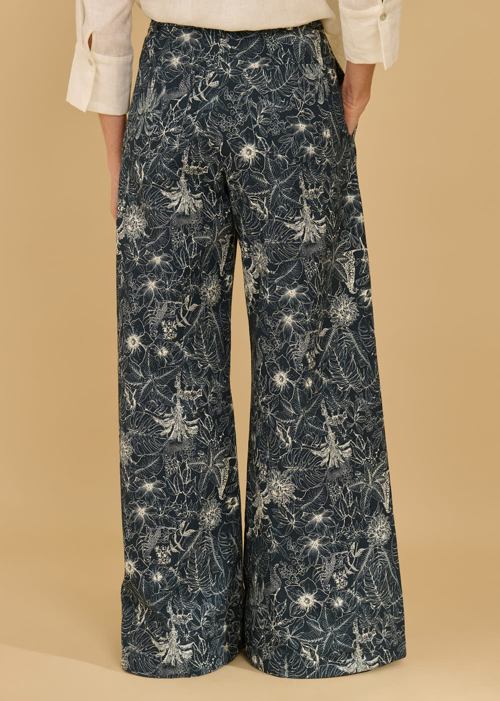 52.23.3608MAR CALÇA SARJA PANTALONA DETALHADA ESTAMPA WILD GARDEN