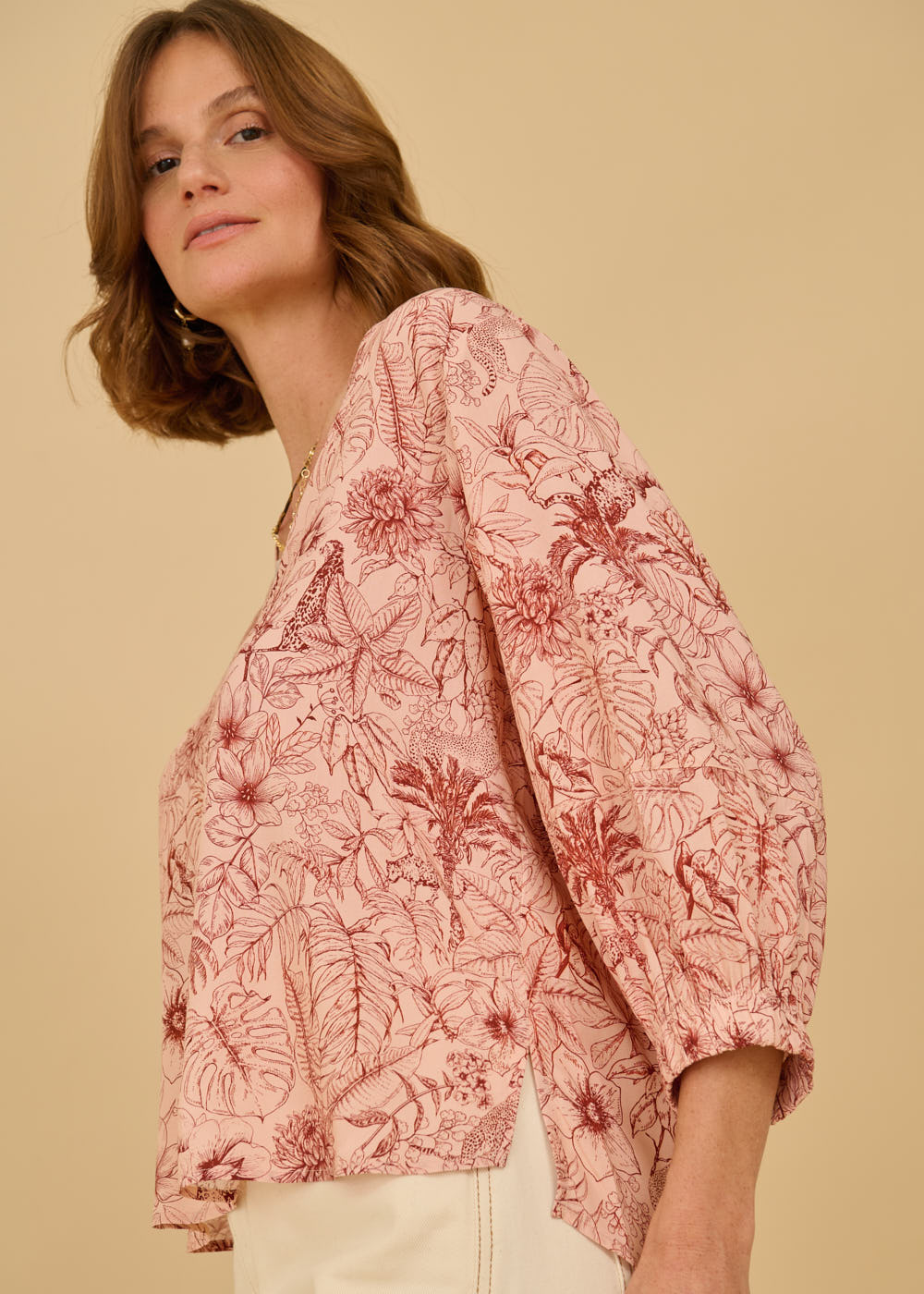 56.20.3609EDM BLUSA MG 7/8 ESTAMPA WILD GARDEN