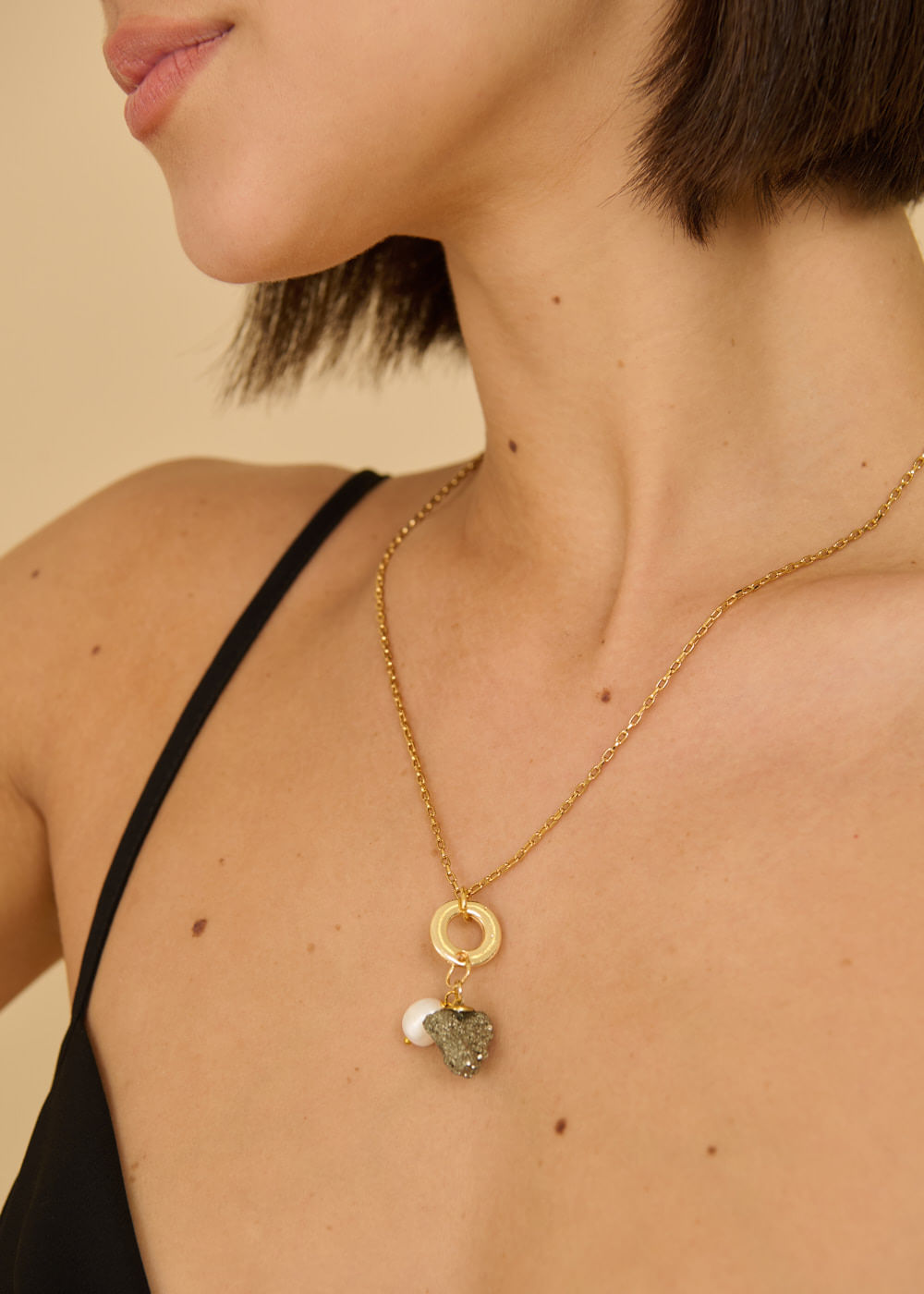 75.00.3629DOU COLAR COM PINGENTE PIRITA E PÉROLA BARROCA