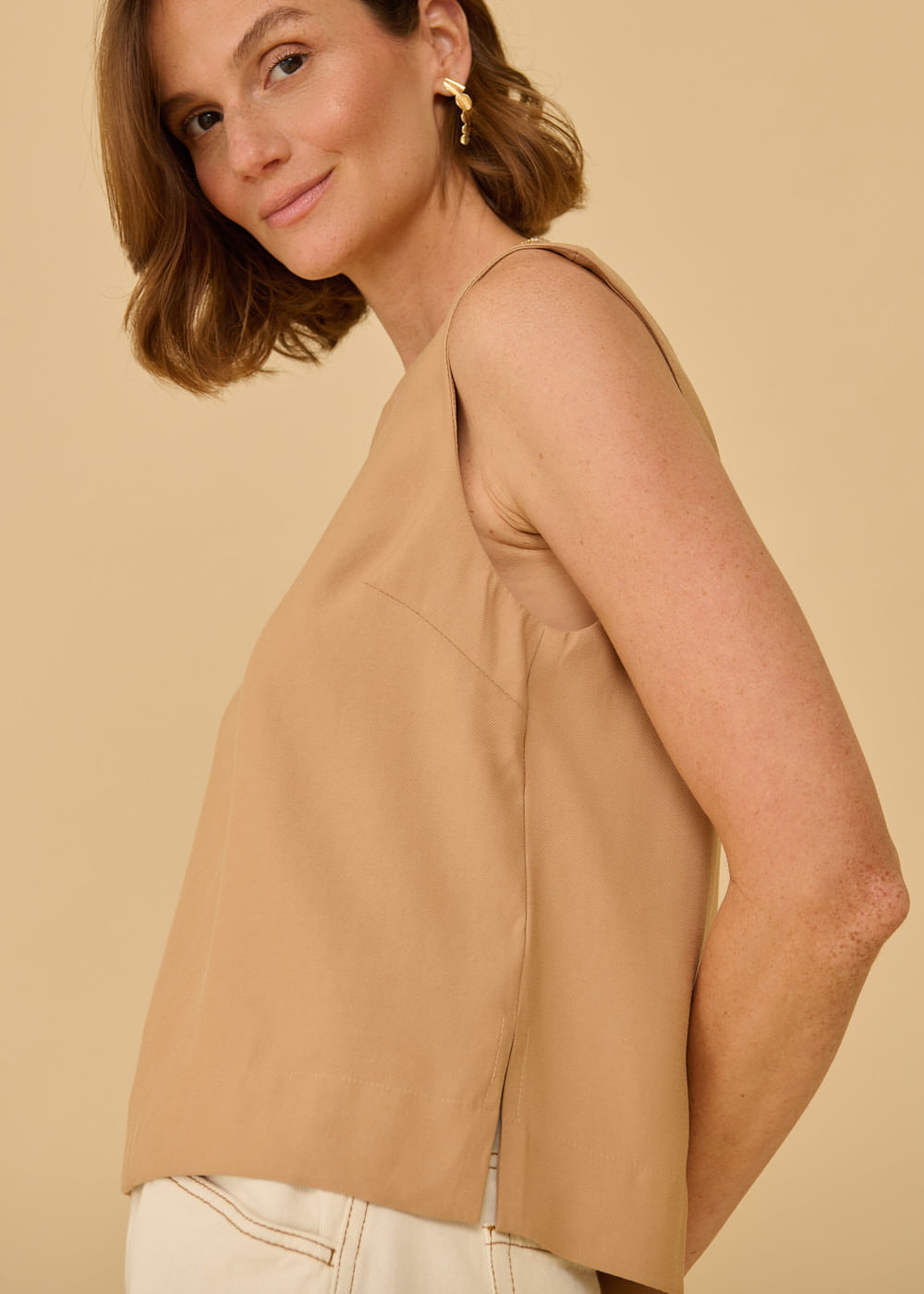 28.41.3601CAM REGATA ALFAIATARIA RECORTE FRONTAL - HIGHLINE