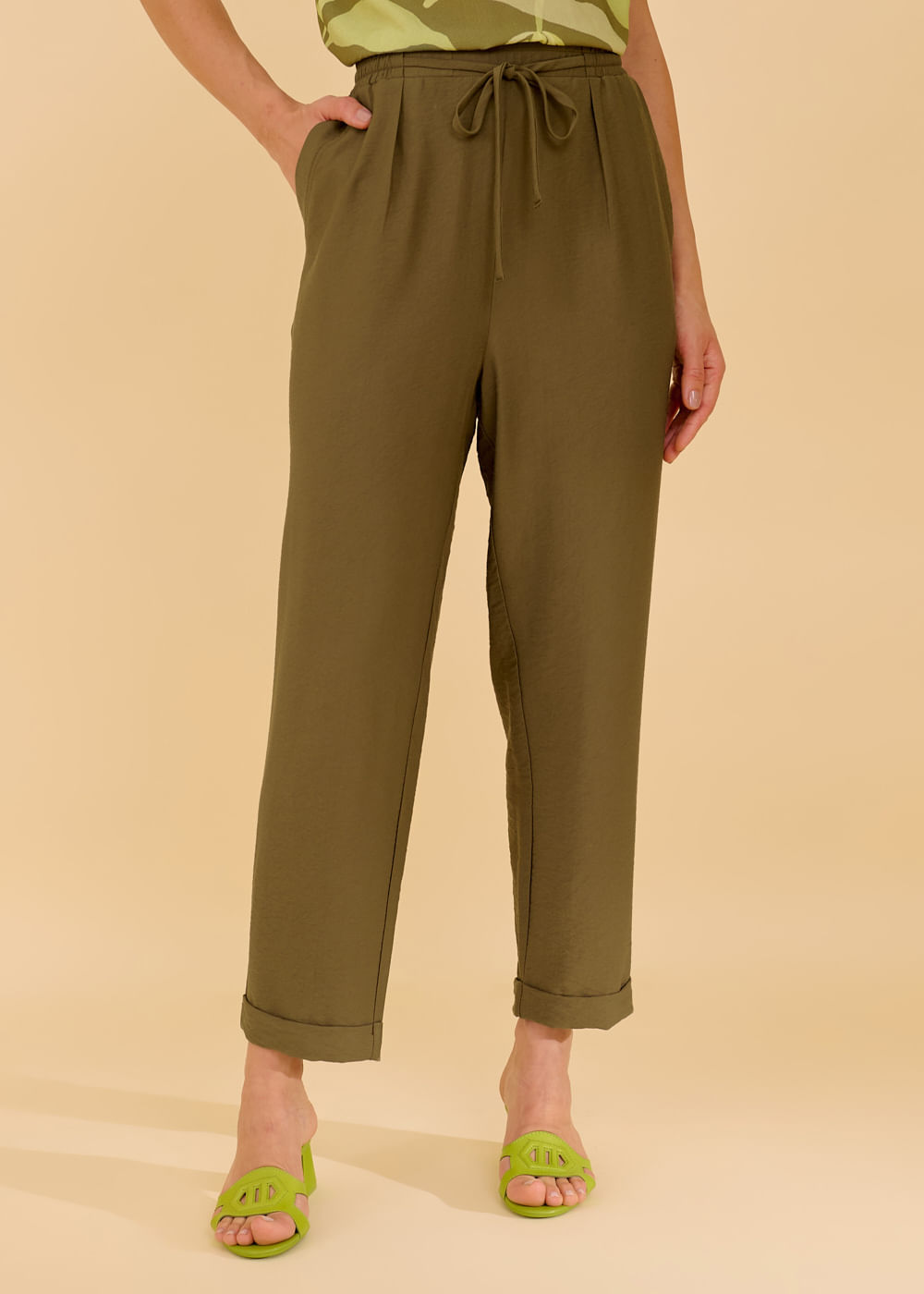 52.10.3614OLI CALÇA RETA DETALHADA