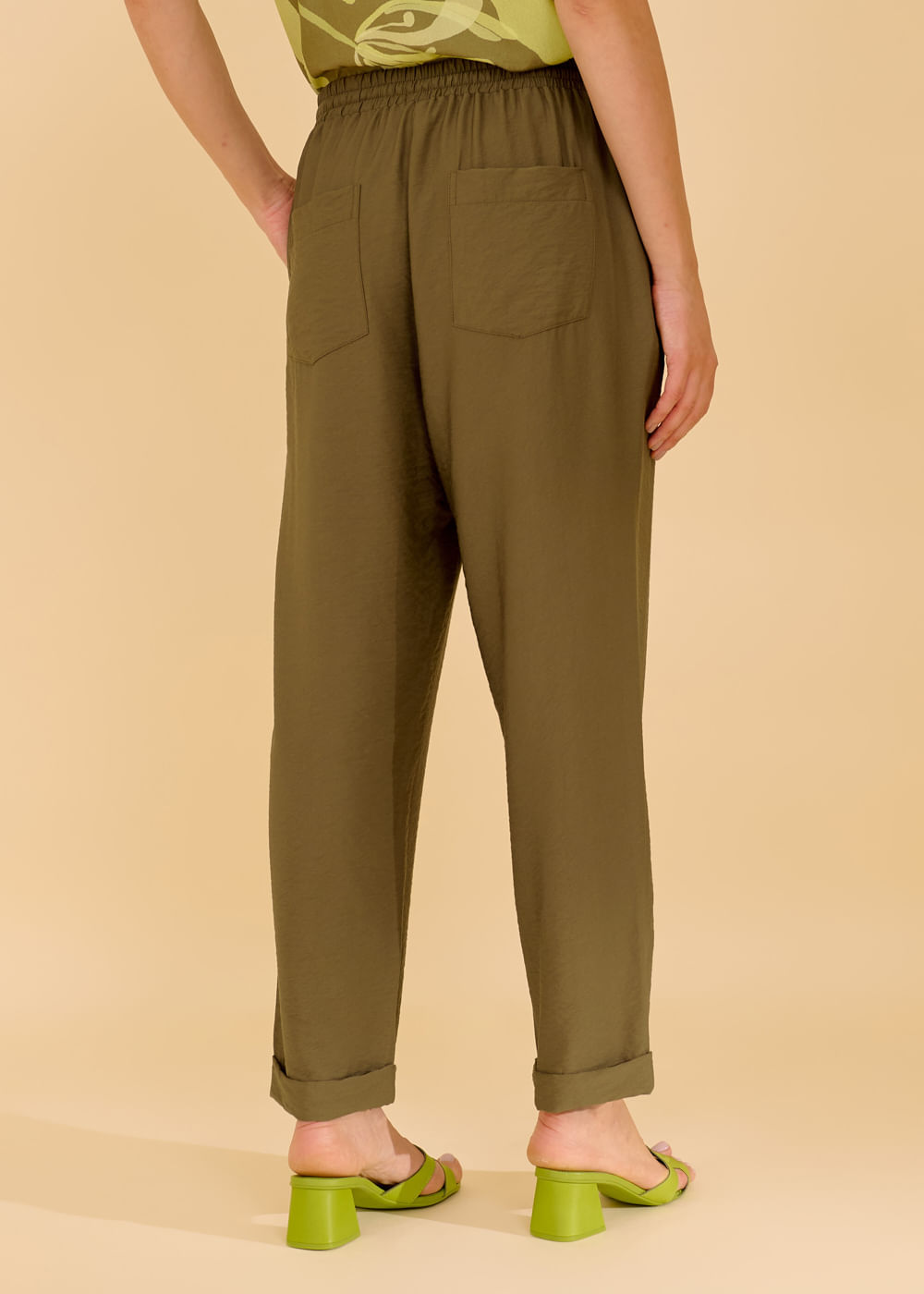 52.10.3614OLI CALÇA RETA DETALHADA