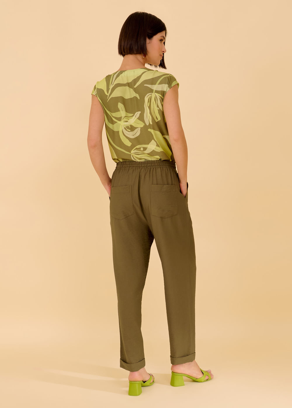 52.10.3614OLI CALÇA RETA DETALHADA