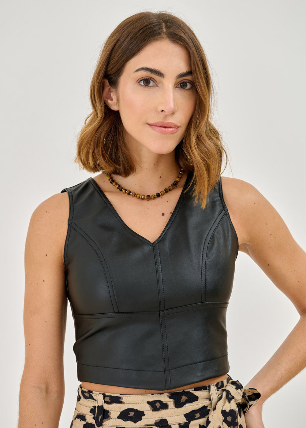 38.40.7201PTO REGATA COURO SINTÉTICO DETALHE RECORTES