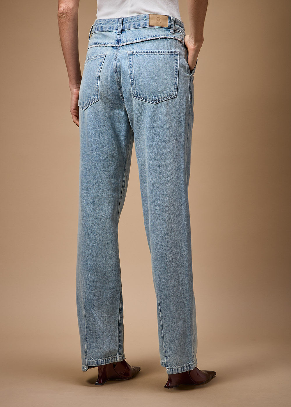 12.21.3701DES CALÇA JEANS RETA COM FRISO DE TWEED