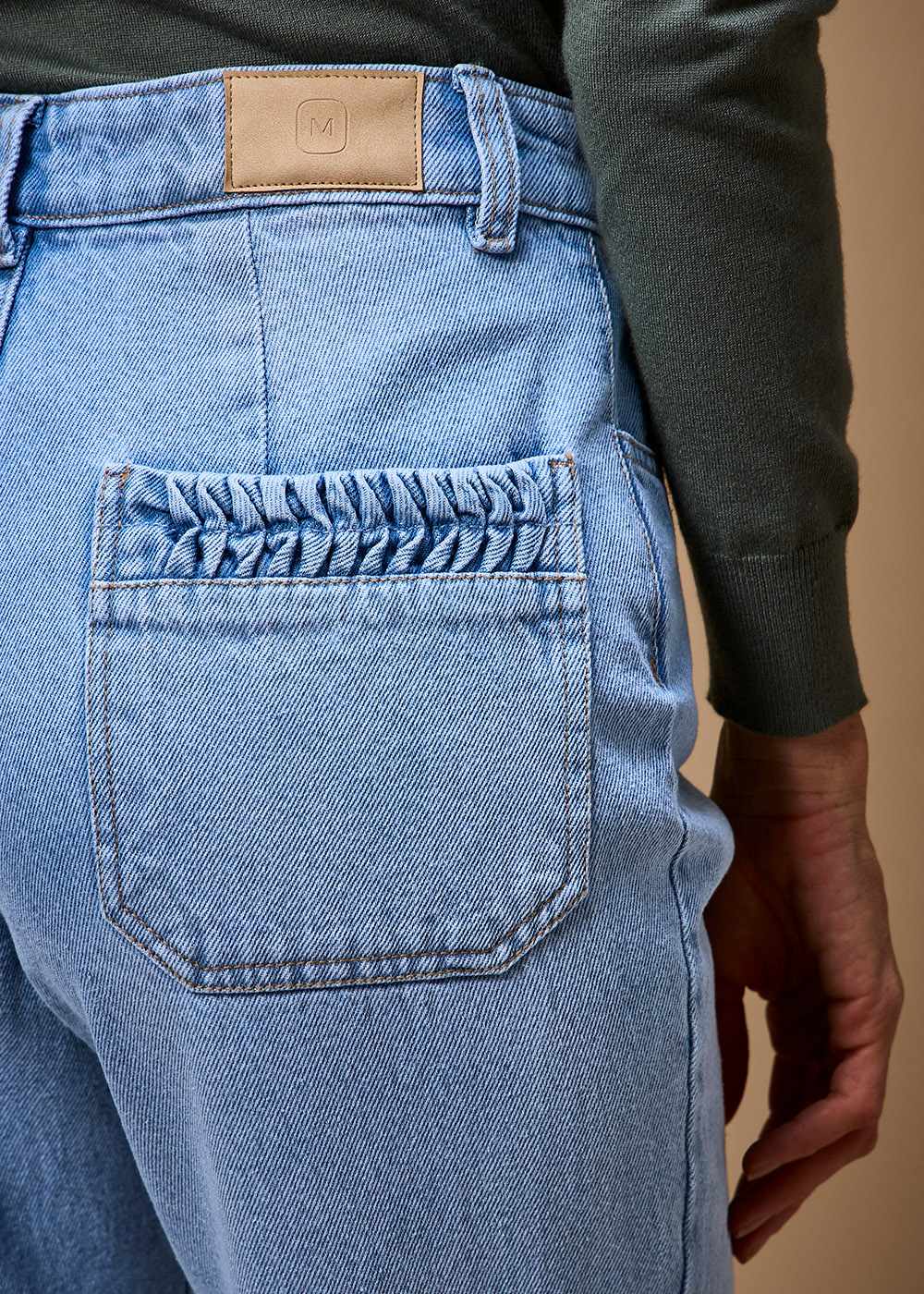 12.21.3702DES CALÇA JEANS RETA COM BOLSOS DETALHADOS