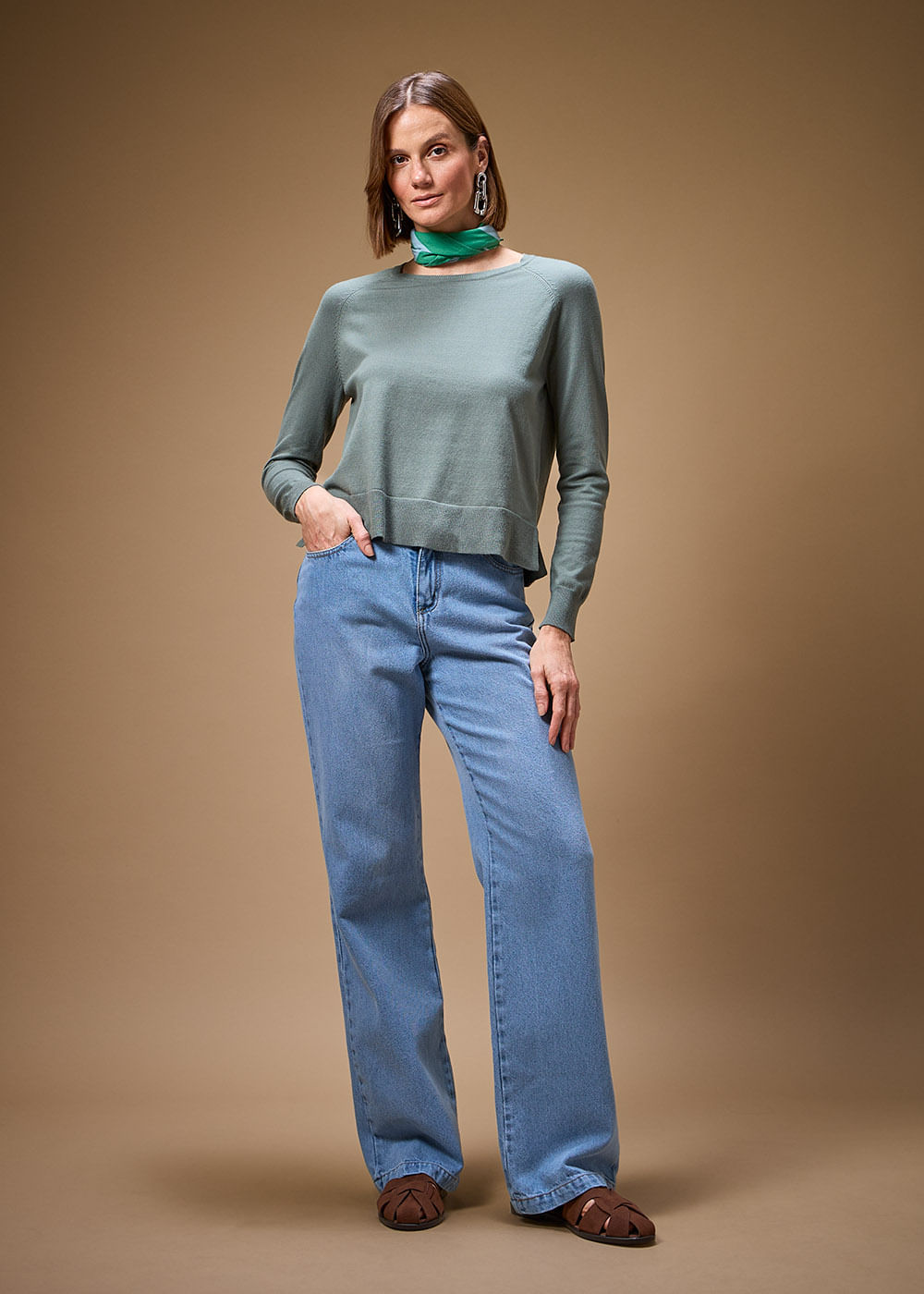 12.21.3702DES CALÇA JEANS RETA COM BOLSOS DETALHADOS