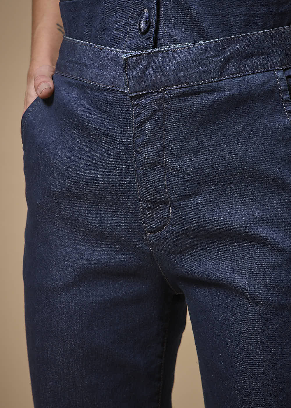 12.21.3703AMA CALÇA JEANS RETA  BOLSO FACA