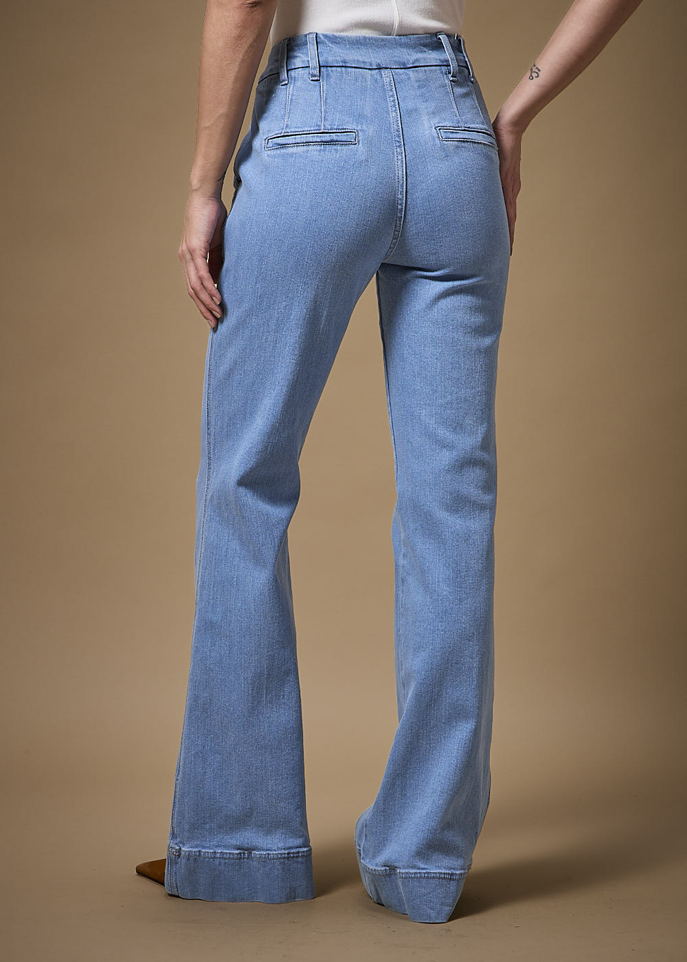 12.22.3701DEL CALÇA JEANS FLARE COM BOLSOS FACA