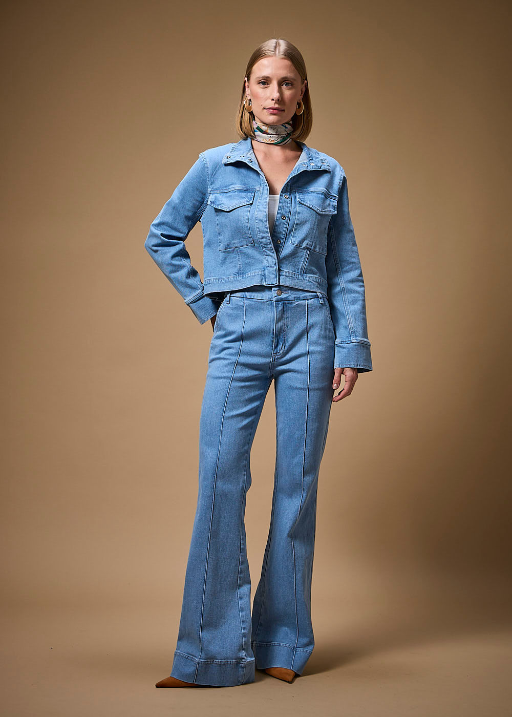 12.22.3701DEL CALÇA JEANS FLARE COM BOLSOS FACA