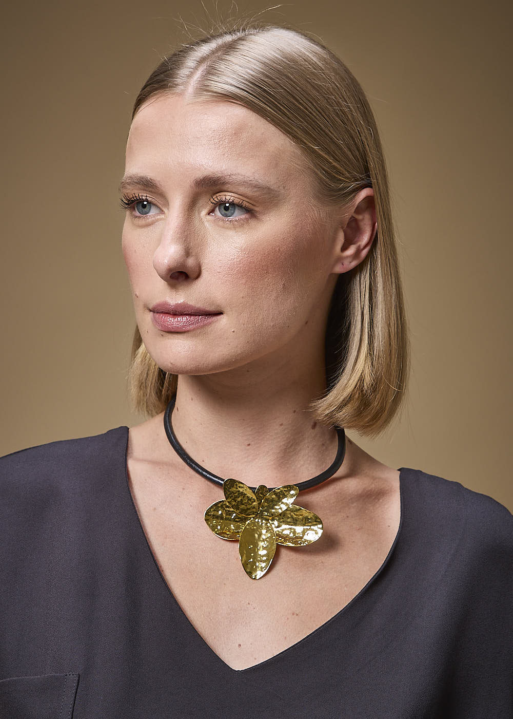 75.00.3704DOU COLAR FIO DE COURO COM PINGENTE