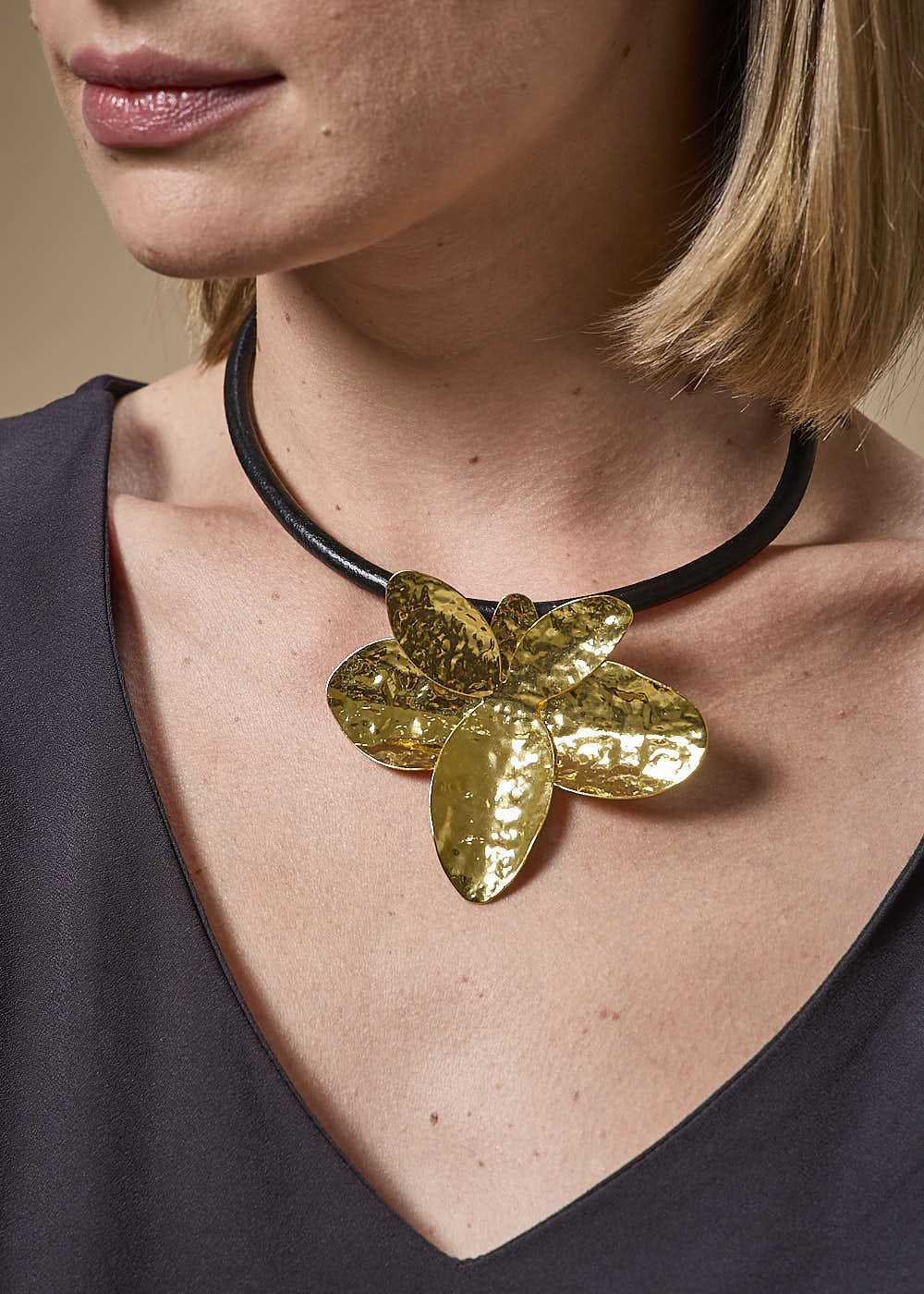 75.00.3704DOU COLAR FIO DE COURO COM PINGENTE