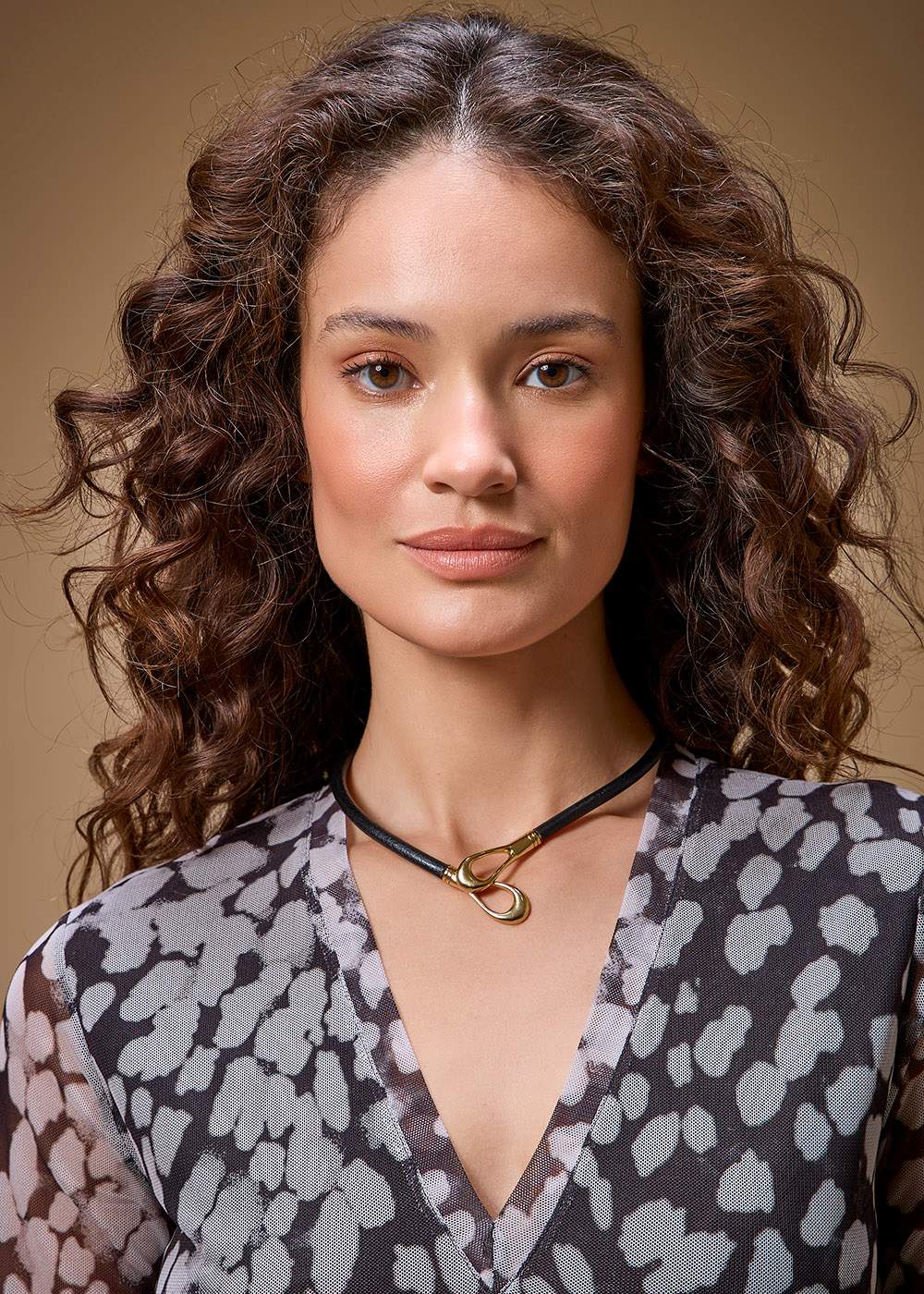 75.00.3705DOU  COLAR FIO EM COURO COM ELO METALIZADO