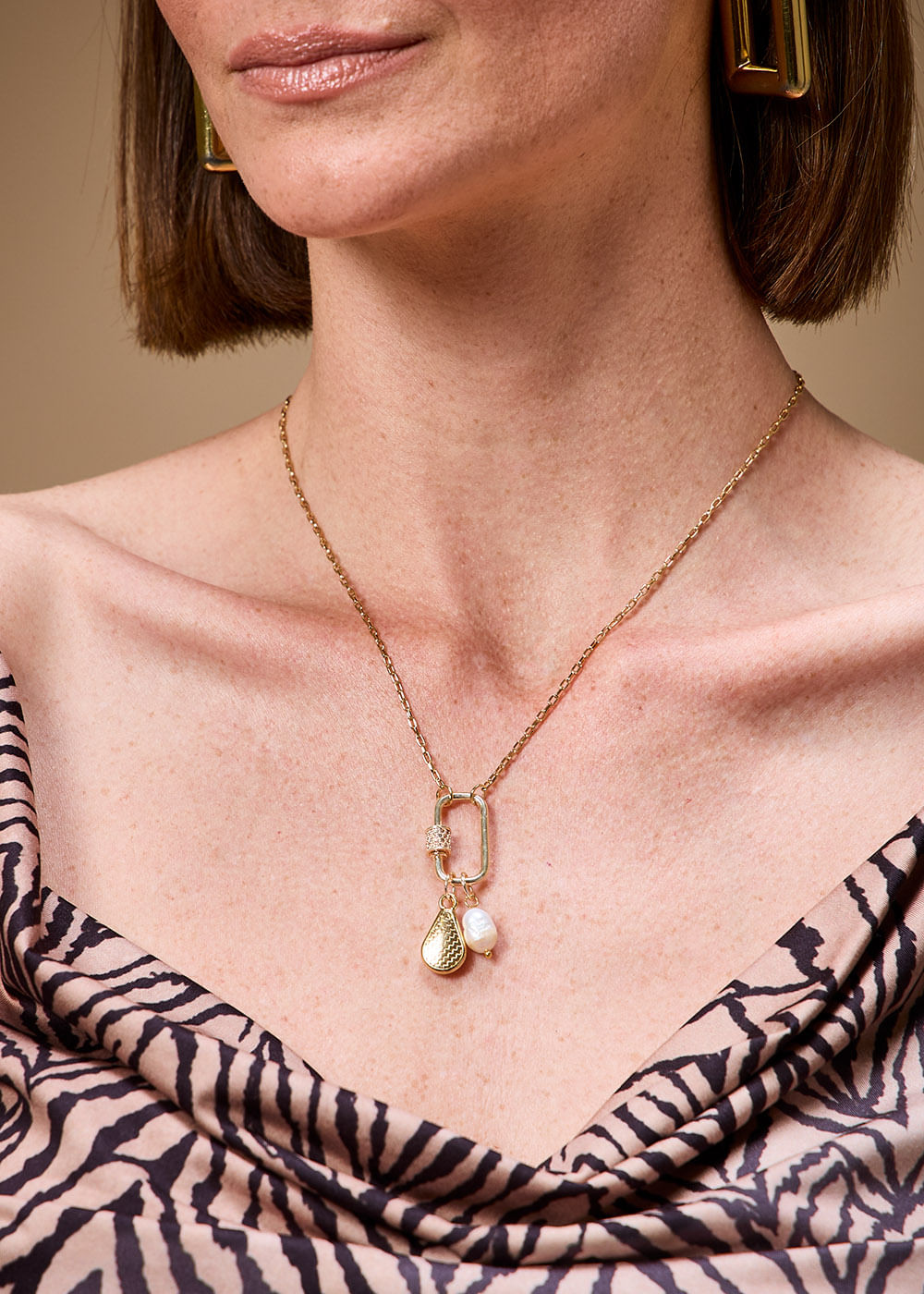 75.00.3737DOU COLAR PÉROLA BARROCA E GOTA DE CRISTAL