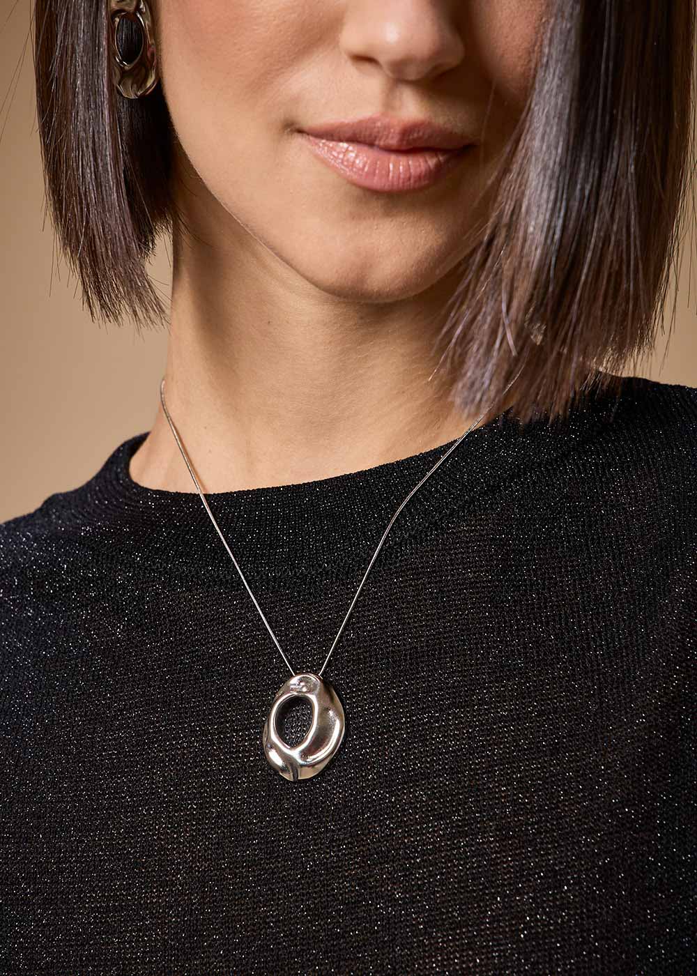 75.00.3747NIQ COLAR COM PINGENTE REDONDO VAZADO