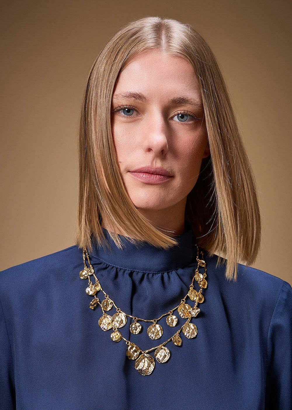 75.00.3749DOU COLAR DUPLO COM MINI MEDALHAS MARTELADAS