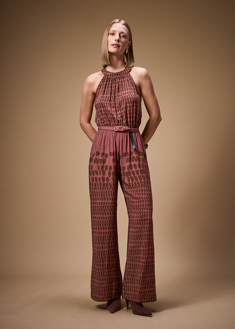 53.81.3702UME MACACÃO HALTER NECK C/ CINTO ESTAMPA CHAWAN