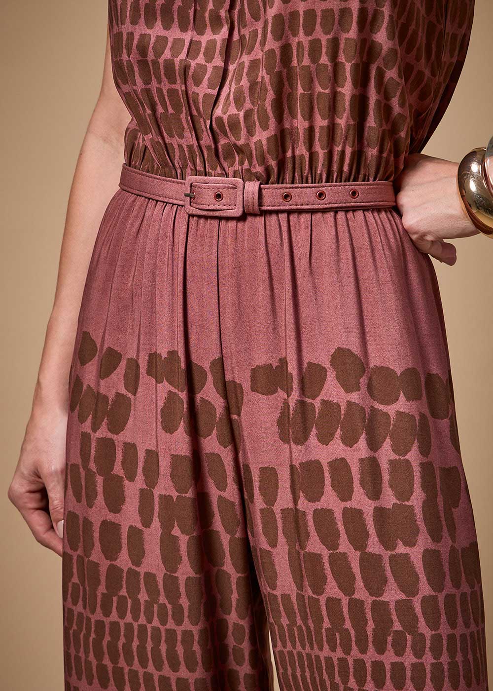 53.81.3702UME MACACÃO HALTER NECK C/ CINTO ESTAMPA CHAWAN