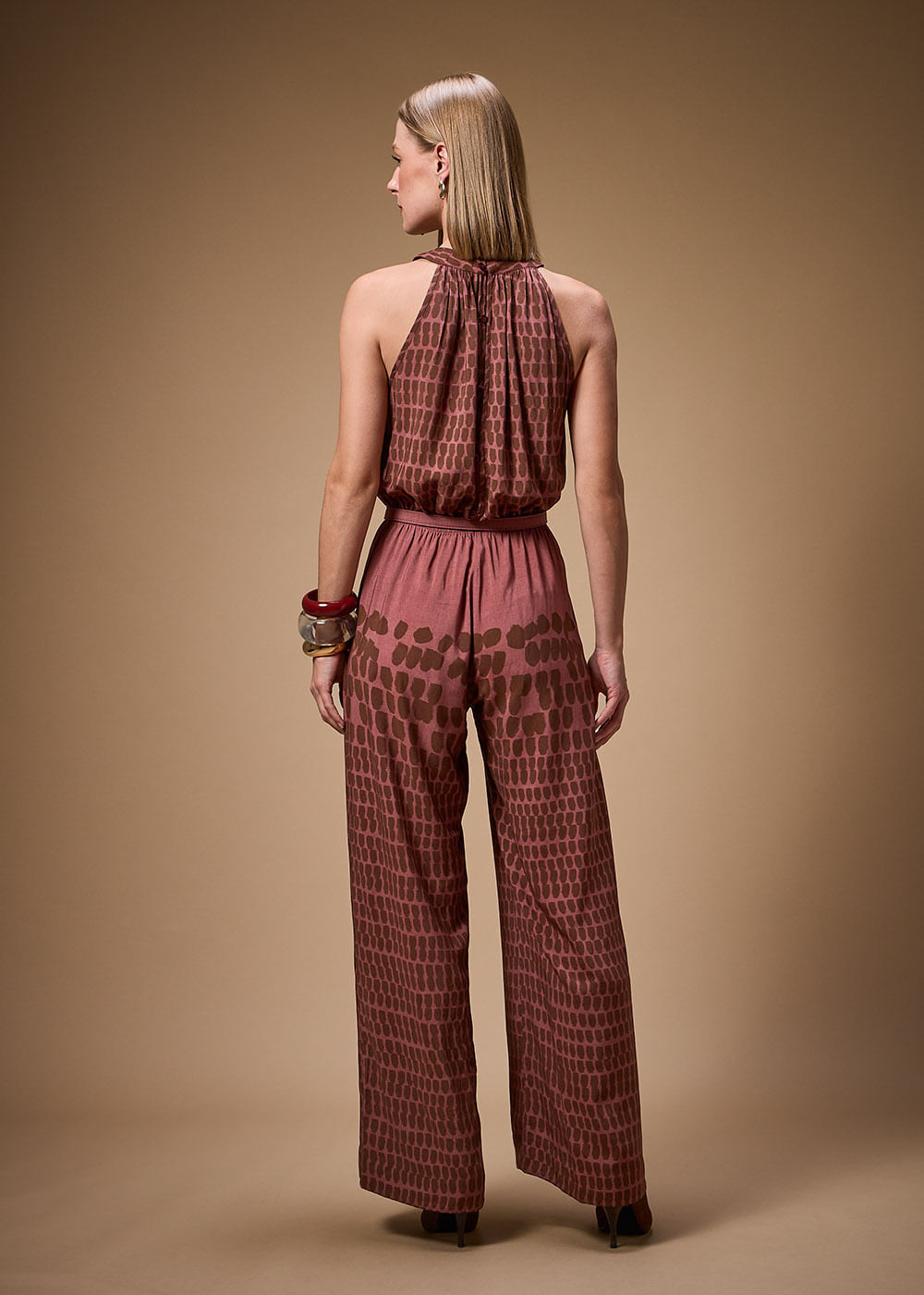 53.81.3702UME MACACÃO HALTER NECK C/ CINTO ESTAMPA CHAWAN