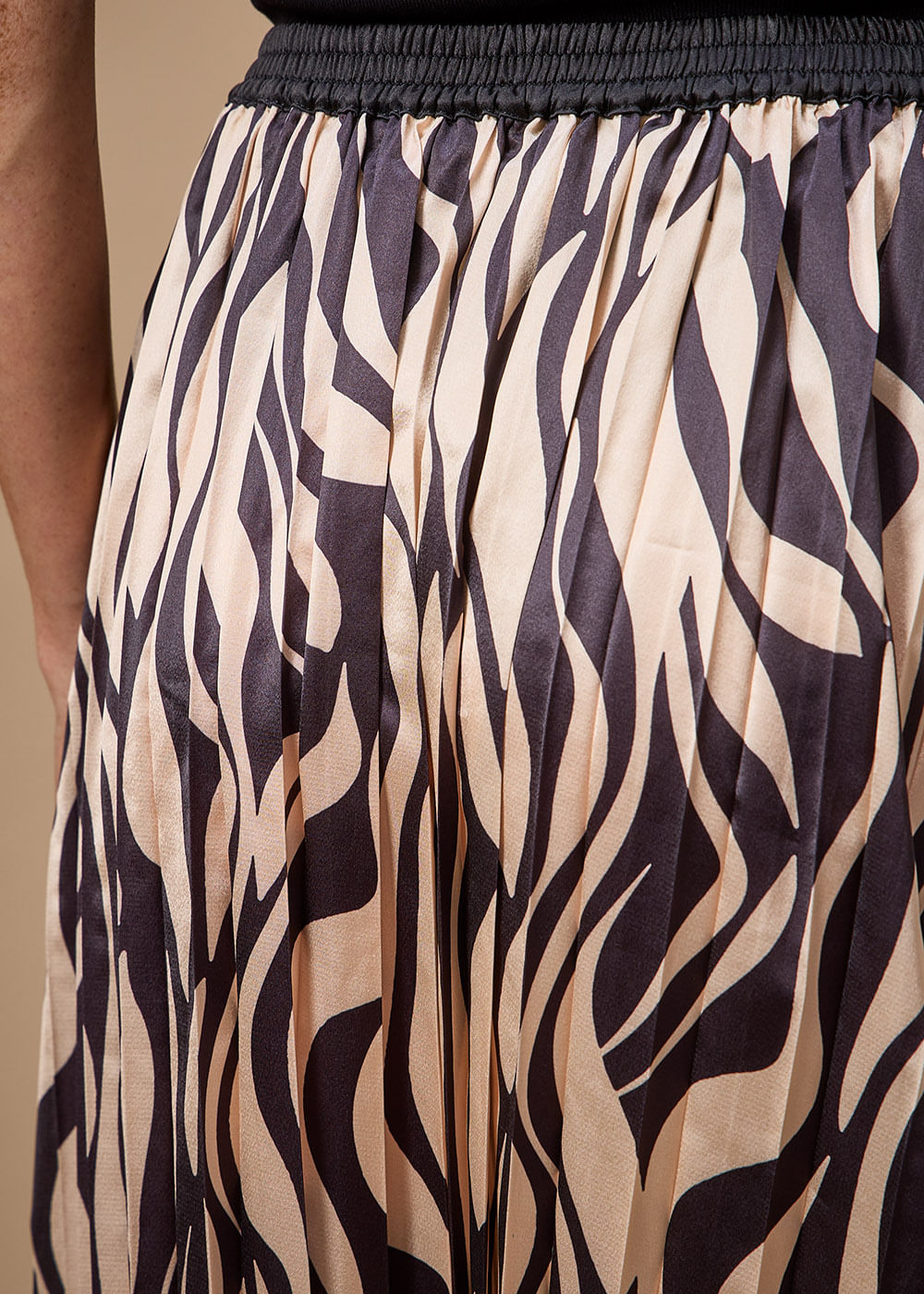 54.20.3701EST SAIA LONGA PLISSADA ESTAMPADA