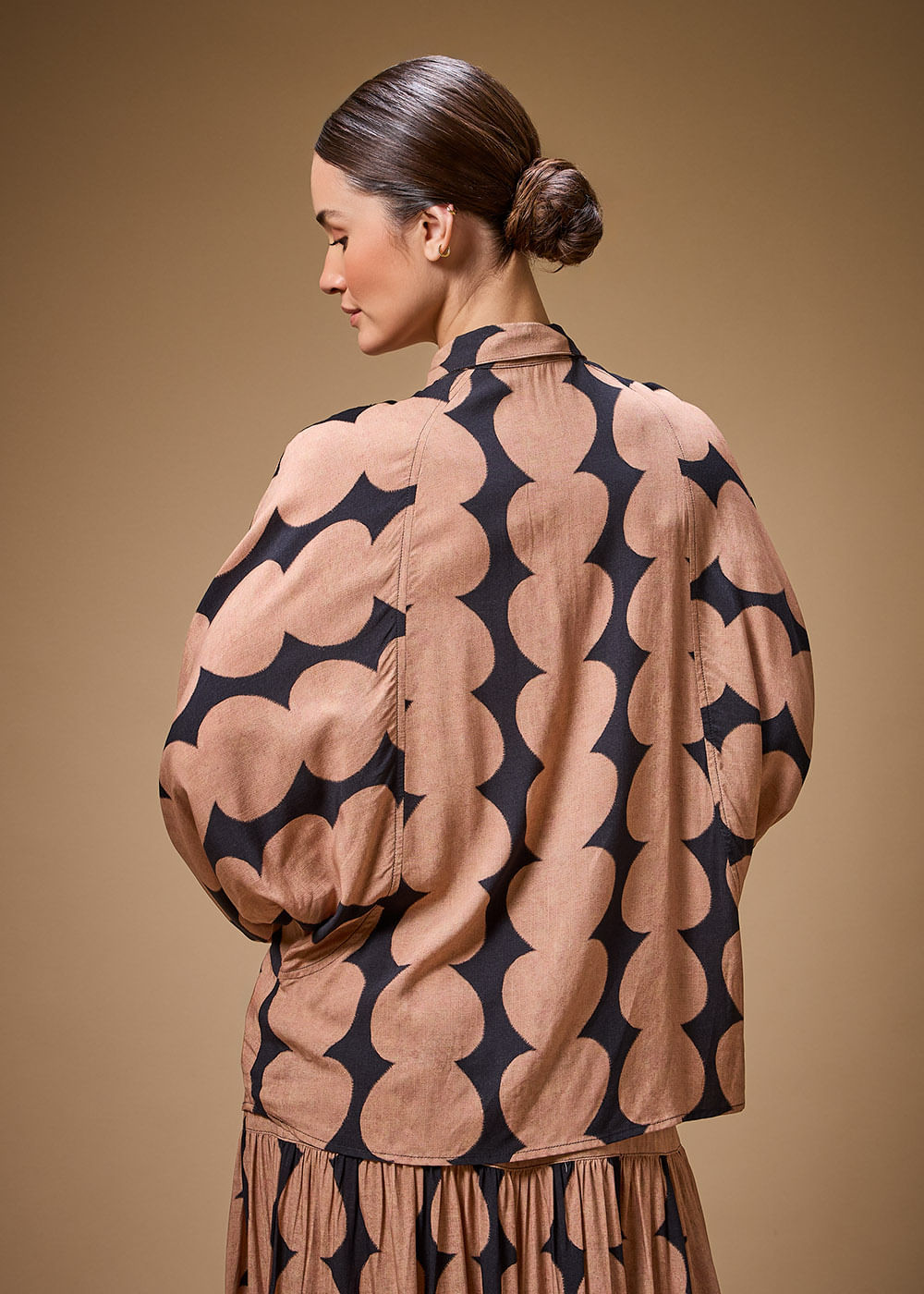 55.20.3701PTO CAMISA M/L DETALHADA ESTAMPA TÓQUIO