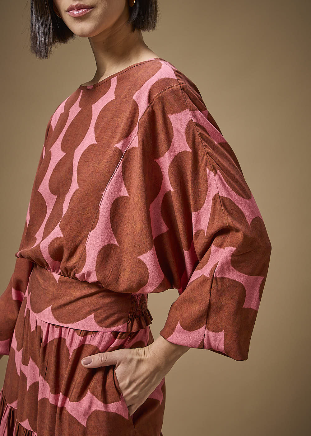 56.20.3701LOT BLUSA DETALHADA M/L ESTAMPA TÓQUIO