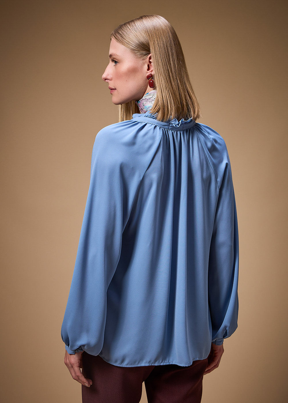 56.40.3703MZU BLUSA M/L CHIFFON GOLA DETALHADA