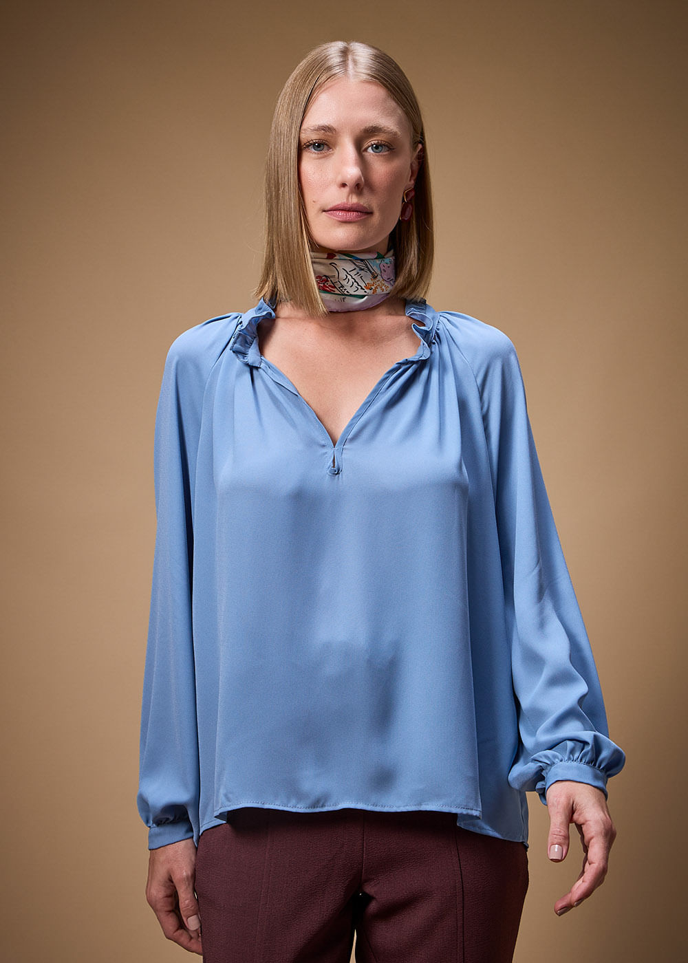 56.40.3703MZU BLUSA M/L CHIFFON GOLA DETALHADA