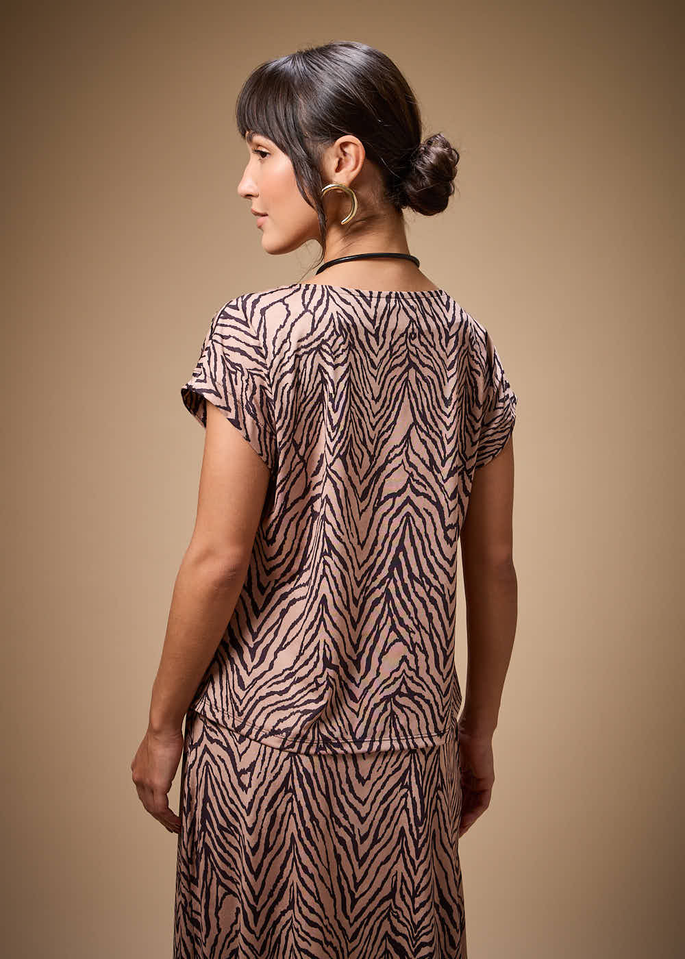 67.20.3703MSO BLUSA MALHA M/C DECOTE DEGAGÊ ESTAMPA TOTTORI