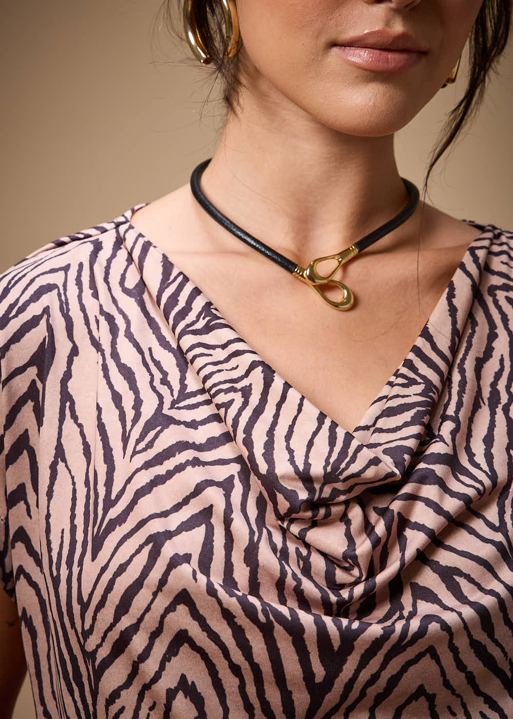 67.20.3703MSO BLUSA MALHA M/C DECOTE DEGAGÊ ESTAMPA TOTTORI