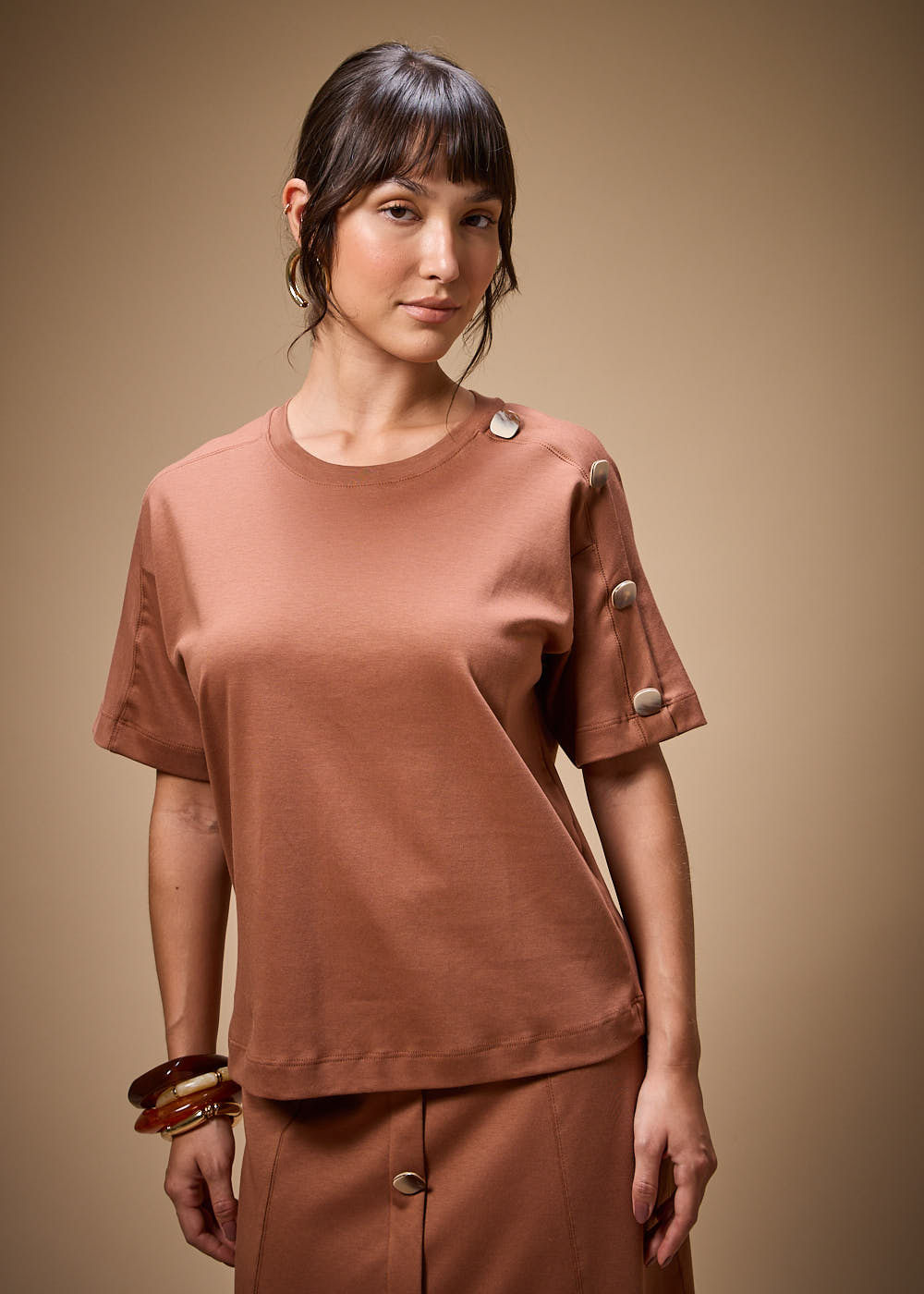 67.40.3702MSO BLUSA M/C COM BOTÕES APLICADOS