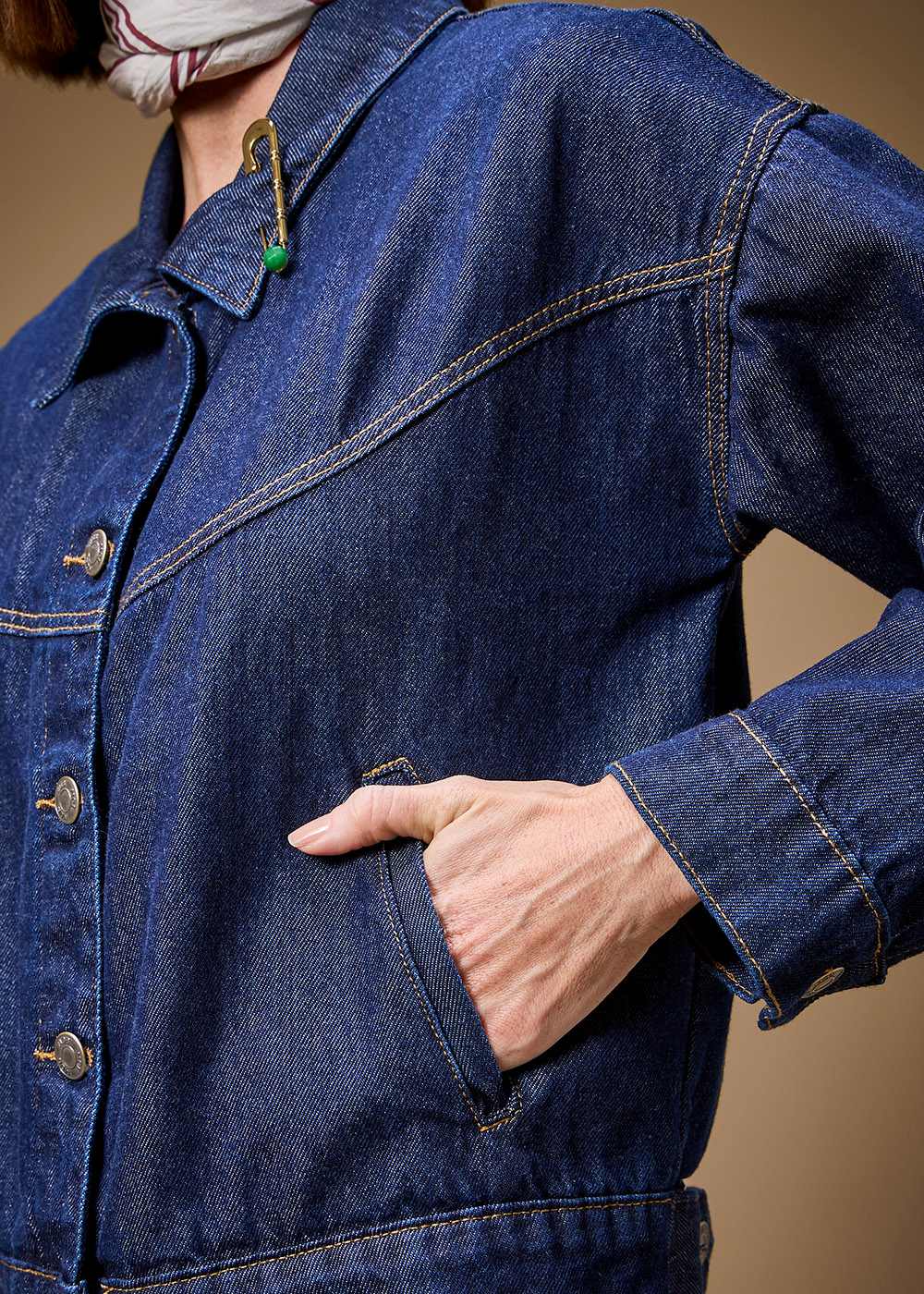 11.30.3703AMA JAQUETA JEANS RECORTE FRONTAL