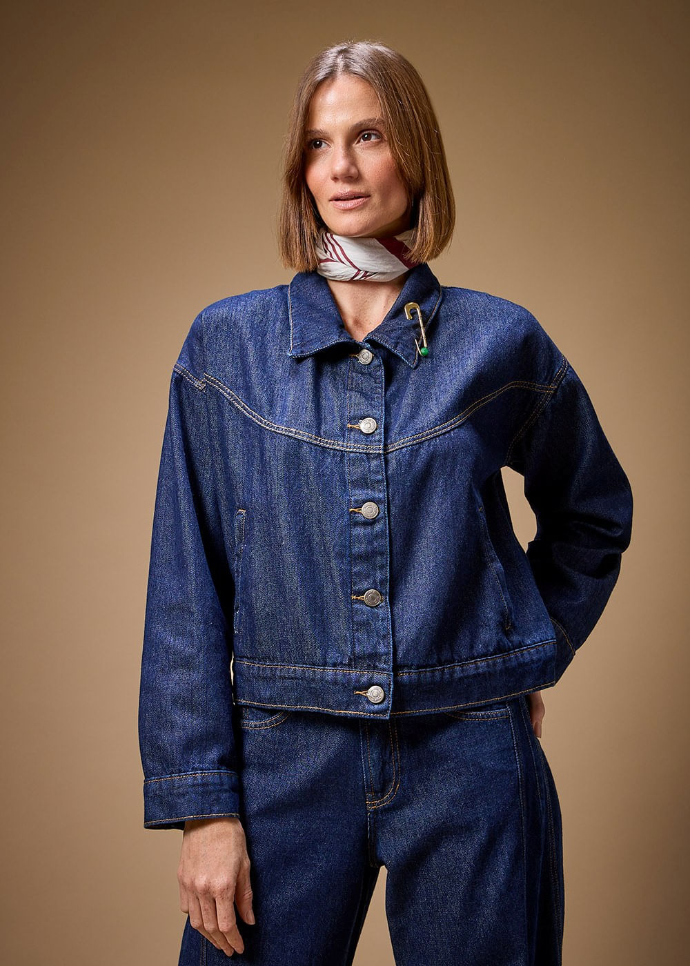 11.30.3703AMA JAQUETA JEANS RECORTE FRONTAL