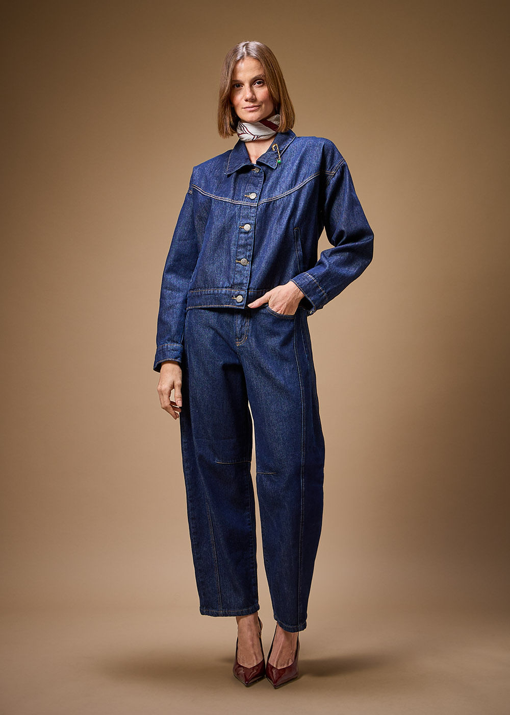 11.30.3703AMA JAQUETA JEANS RECORTE FRONTAL