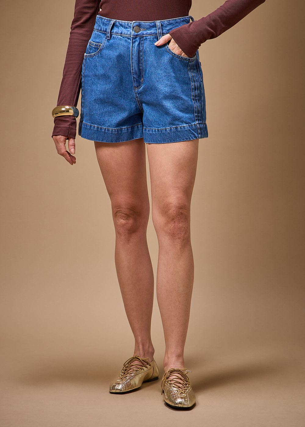 14.00.3702DES SHORTS JEANS COM NERVURA