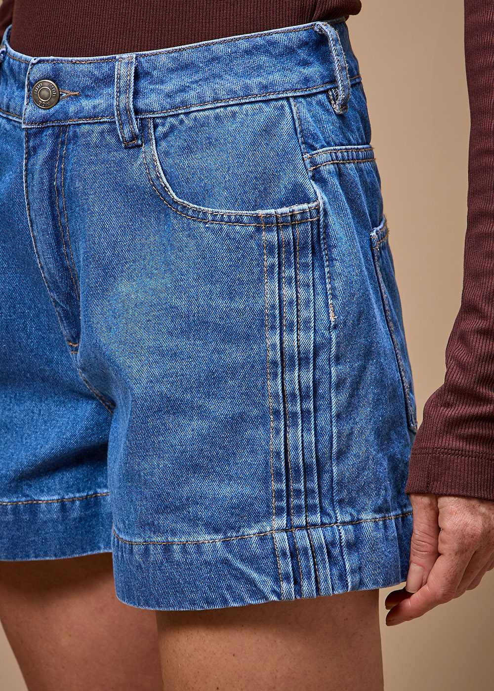 14.00.3702DES SHORTS JEANS COM NERVURA