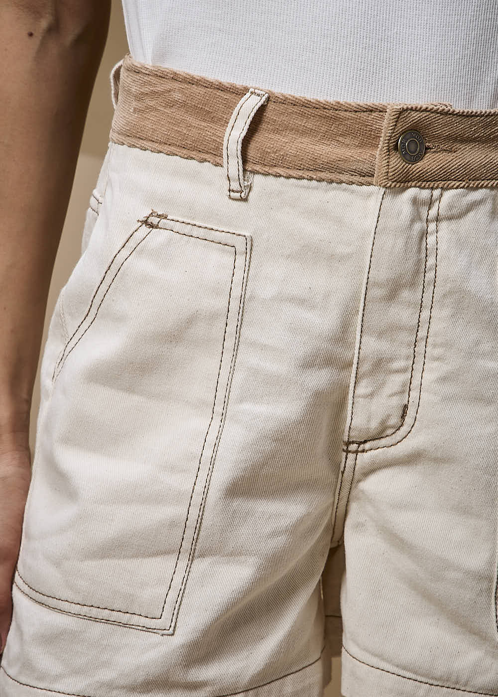 14.10.3701CRU SHORTS SARJA C/ CÓS DE VELUDO.