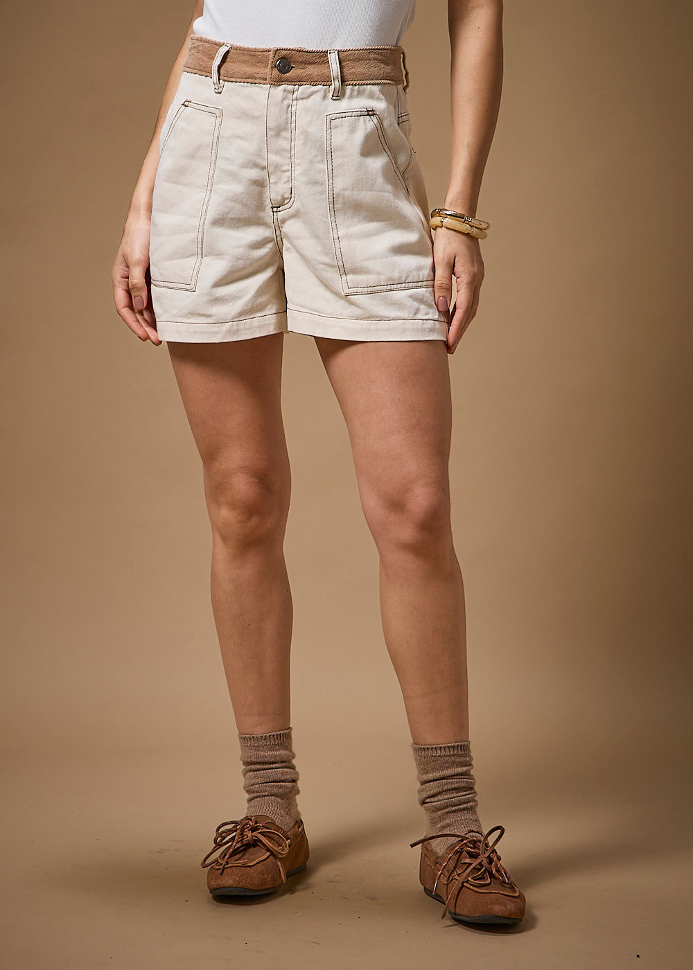 14.10.3701CRU SHORTS SARJA C/ CÓS DE VELUDO.