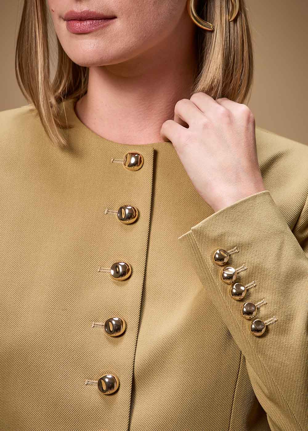 21.30.3707CAQ JAQUETA CROPPED COM BOTÕES