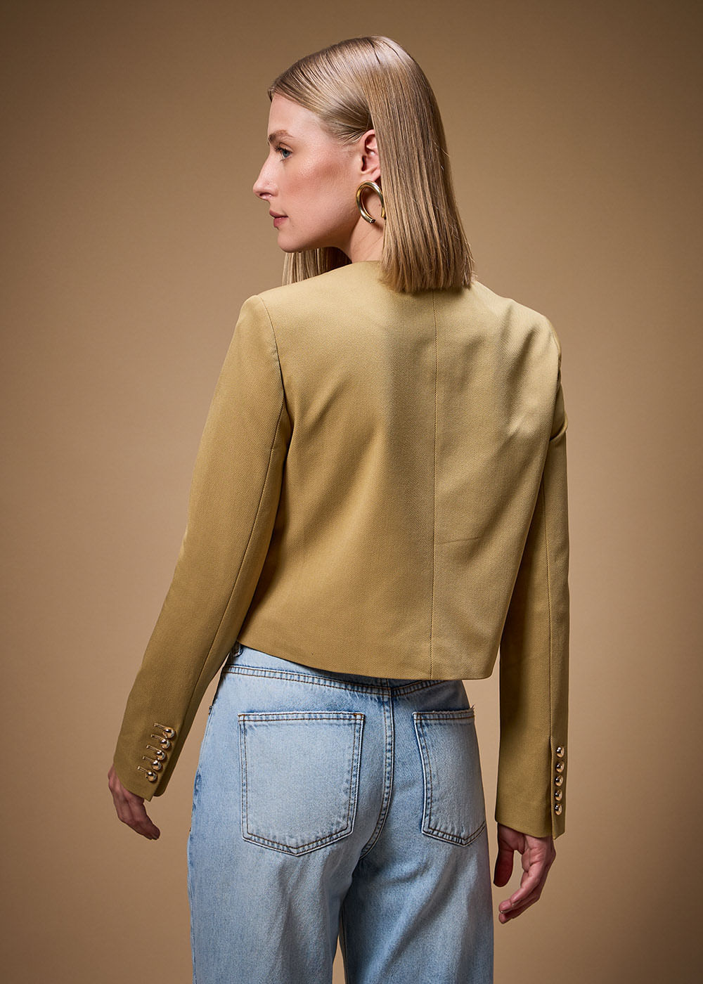 21.30.3707CAQ JAQUETA CROPPED COM BOTÕES