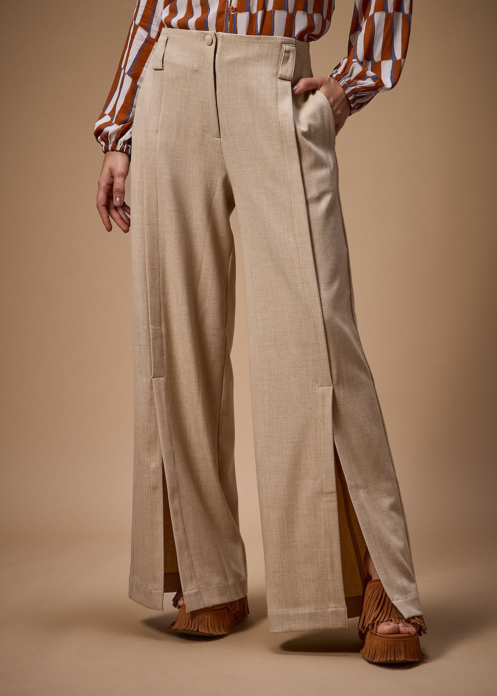 22.23.3710ARE CALÇA DETALHADA ALFAIATARIA