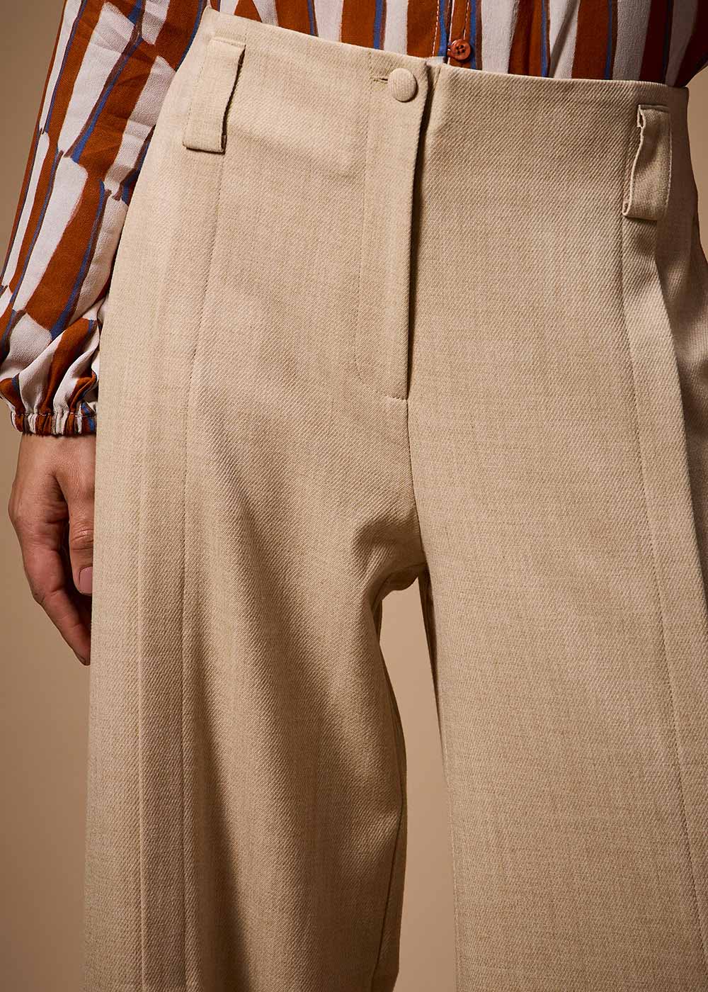 22.23.3710ARE CALÇA DETALHADA ALFAIATARIA