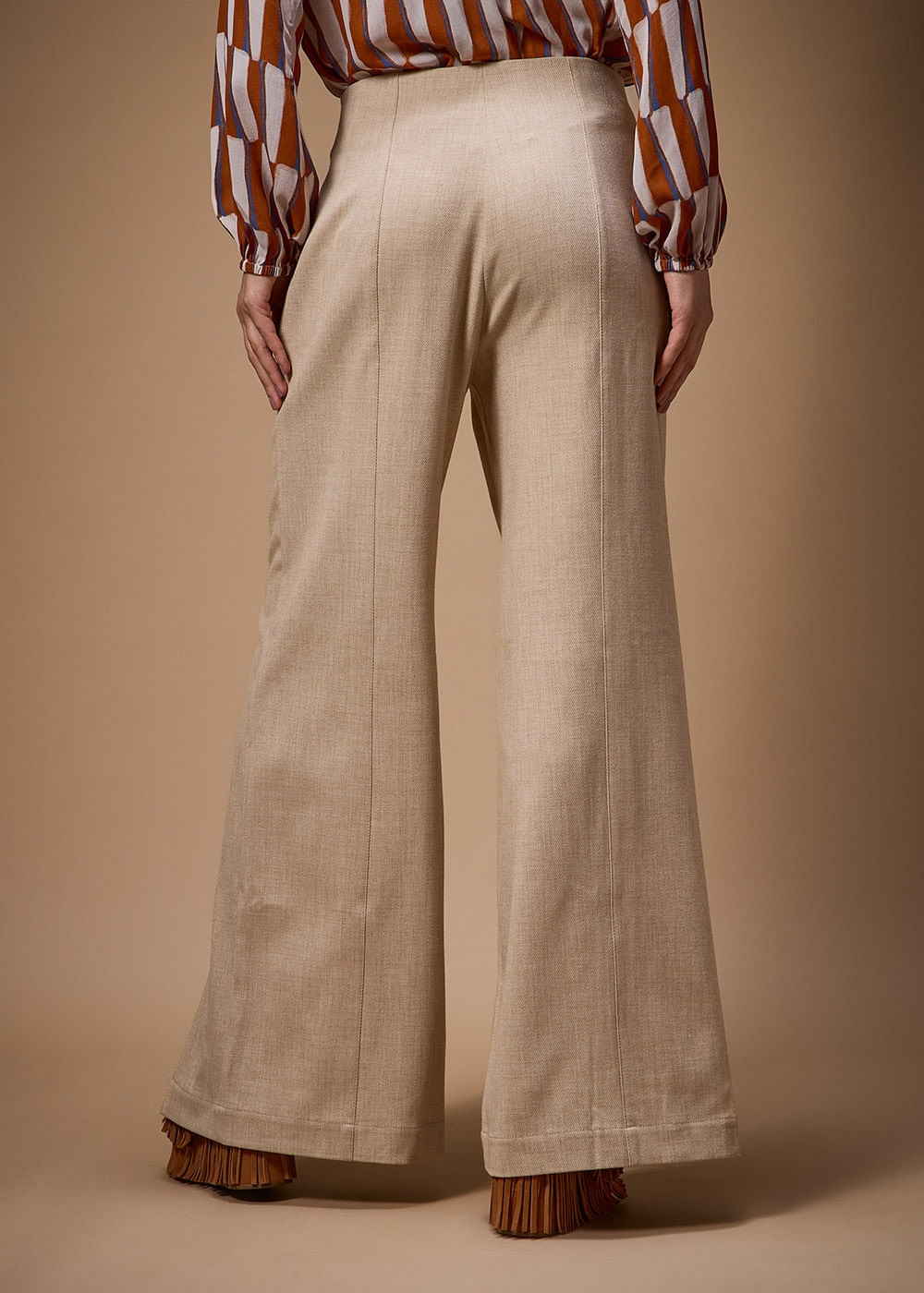 22.23.3710ARE CALÇA DETALHADA ALFAIATARIA