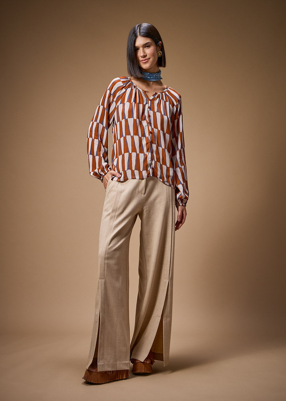 22.23.3710ARE CALÇA DETALHADA ALFAIATARIA