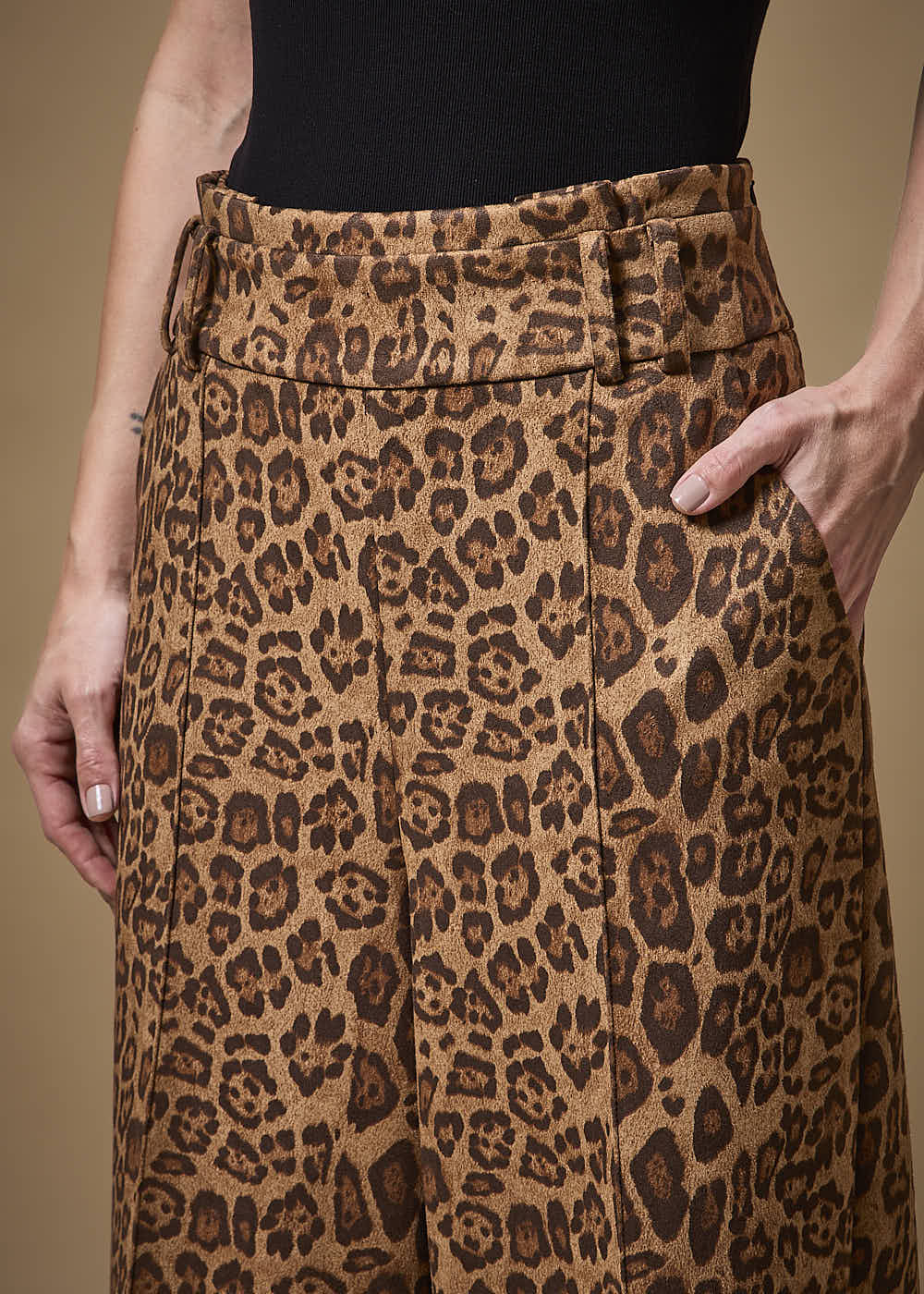 32.20.3701EST CALÇA RETA DE SUEDE ANIMAL PRINT