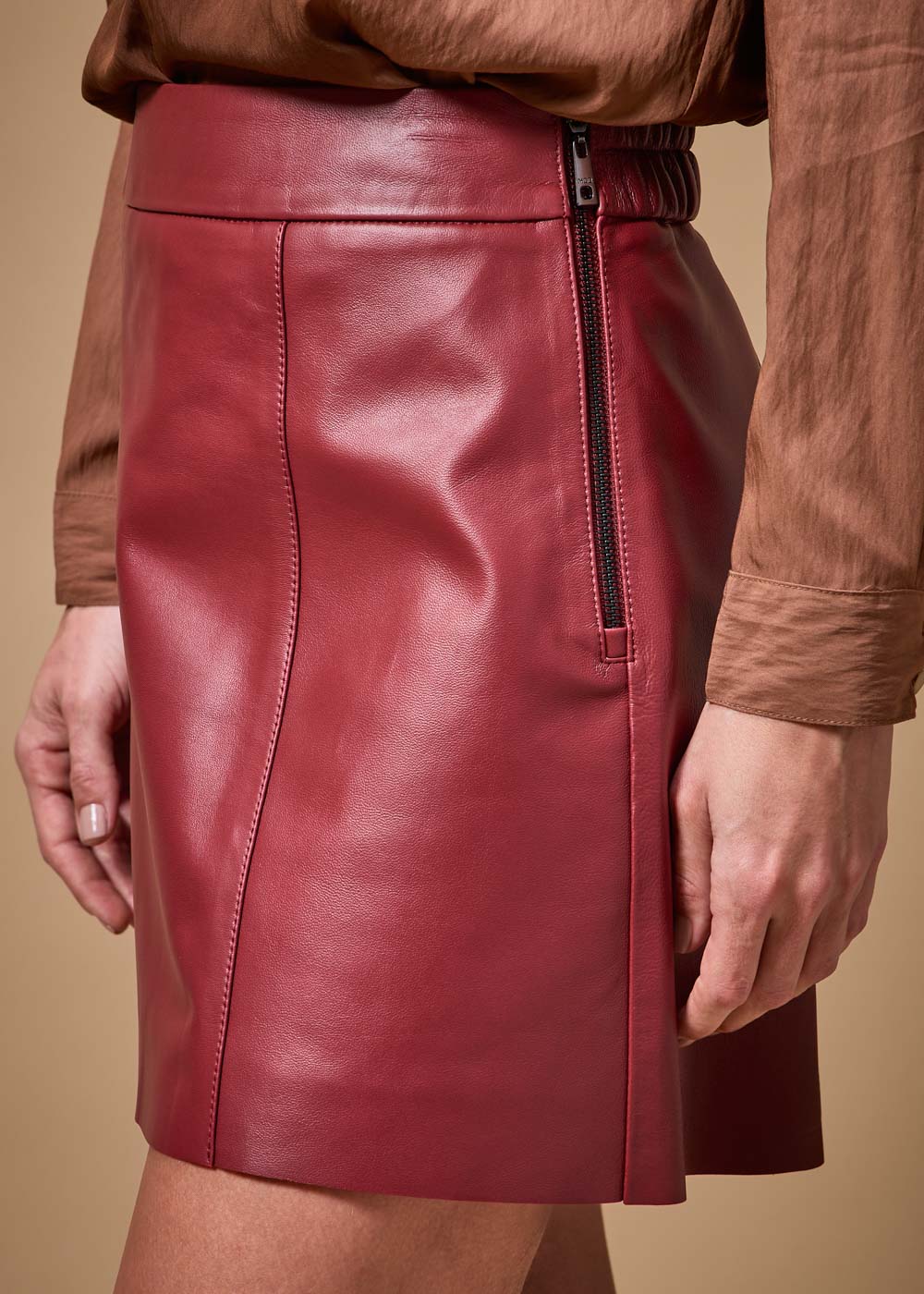 34.20.3701UME SAIA CURTA DE COURO - HIGHLINE