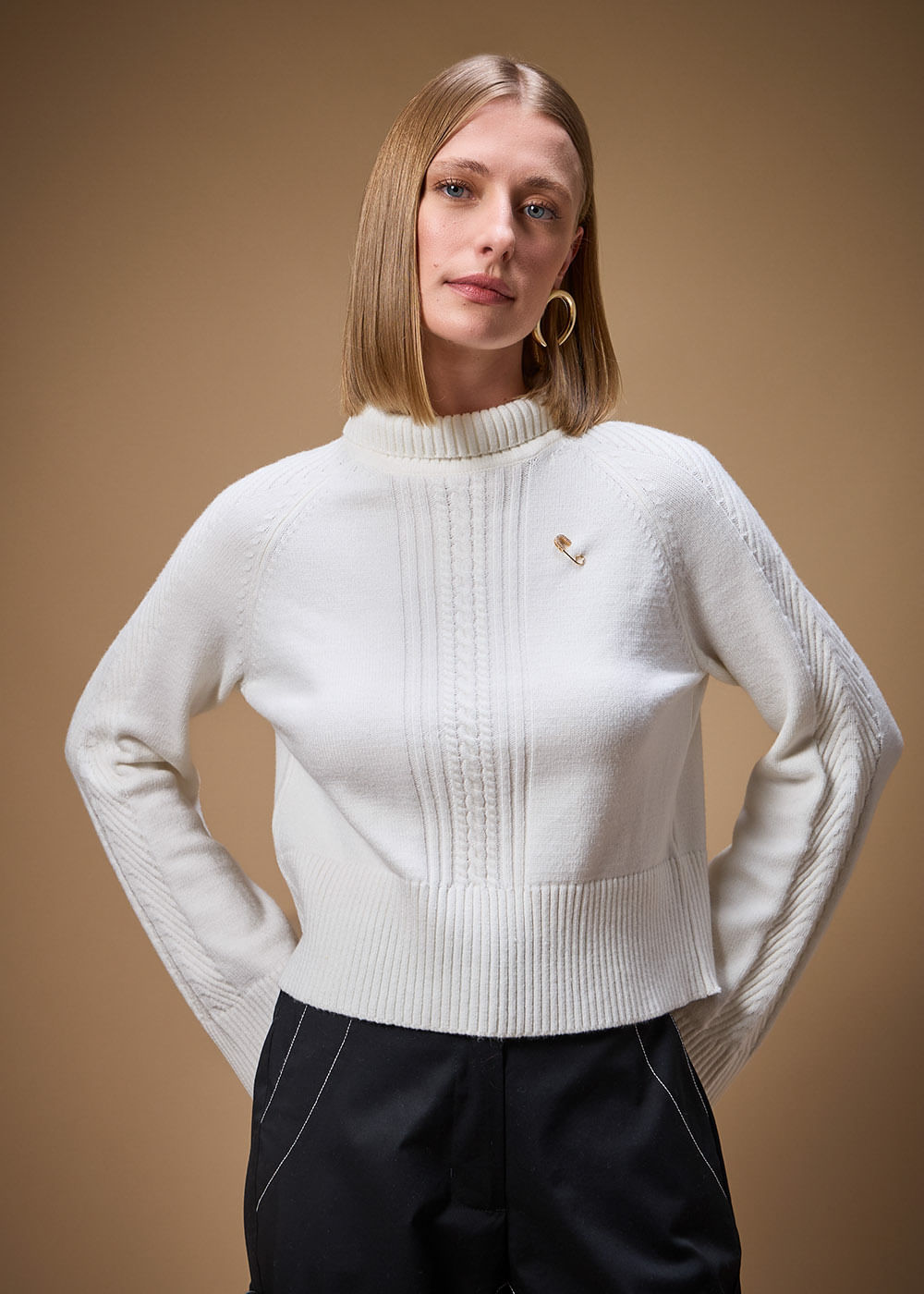 46.40.3705OFW BLUSA GOLA ALTA DETALHE TRANÇADO