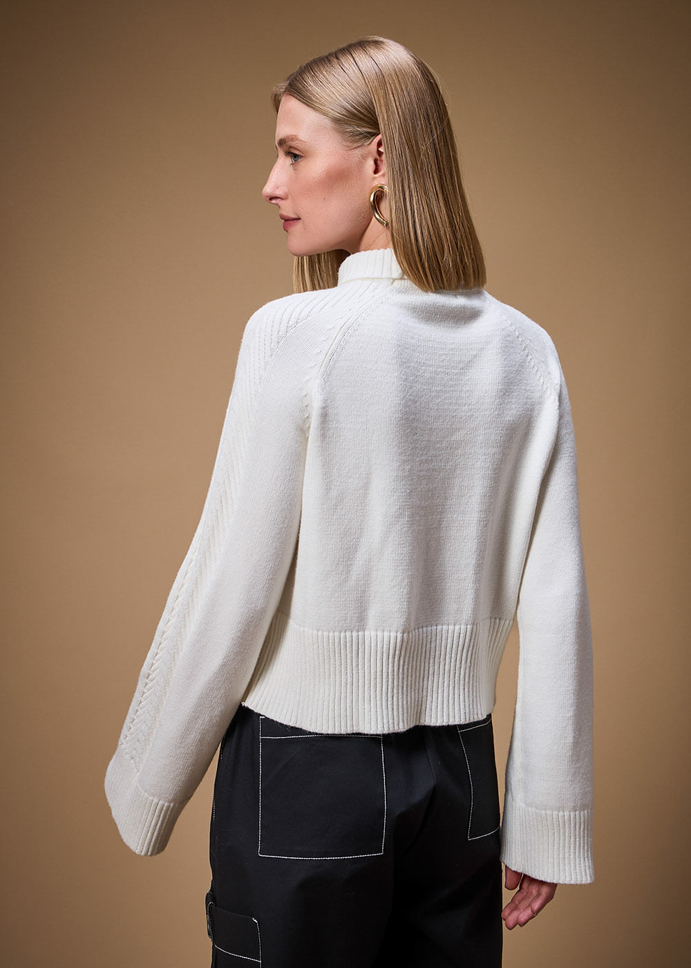 46.40.3705OFW BLUSA GOLA ALTA DETALHE TRANÇADO